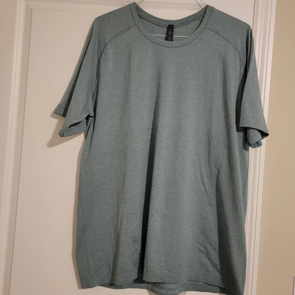 Lululemon men Metal Vent Tech. Good condition